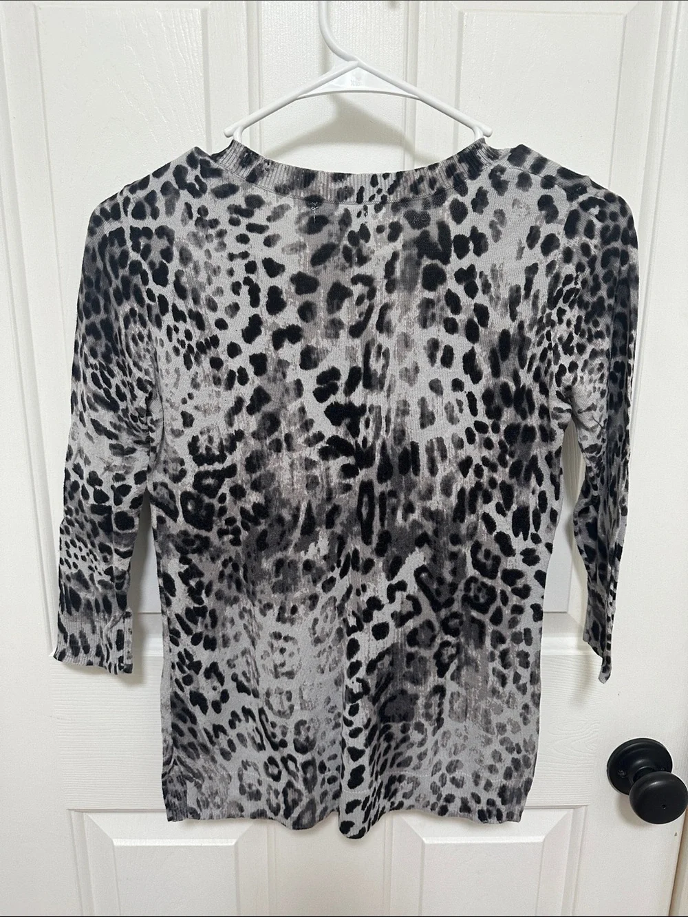0249 Apt. 9 Gray and Black Leopard-Print V-Neck Sweater size small petite‎